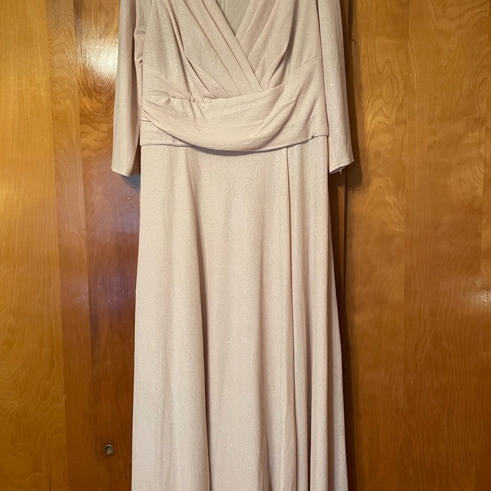 Oleg Cassini Cream V-Neck 3/4 Sleeve Gown